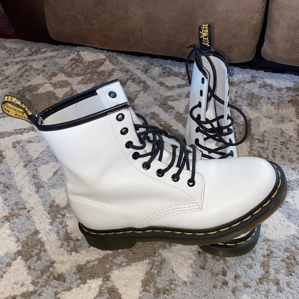 DR MARTENS LEATHER BOOTS 🤍